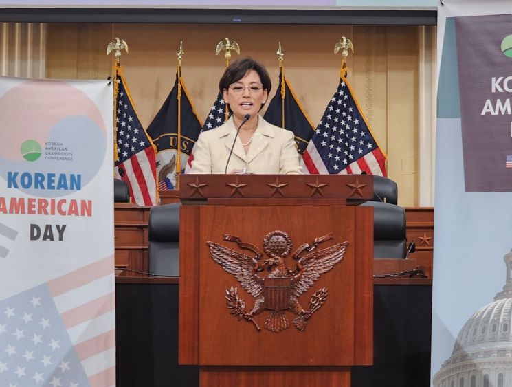 80년생 美의원 "누나, 수고 많이 하세요"…하원 본회의 중 울려 퍼진 '깜짝 한국어'