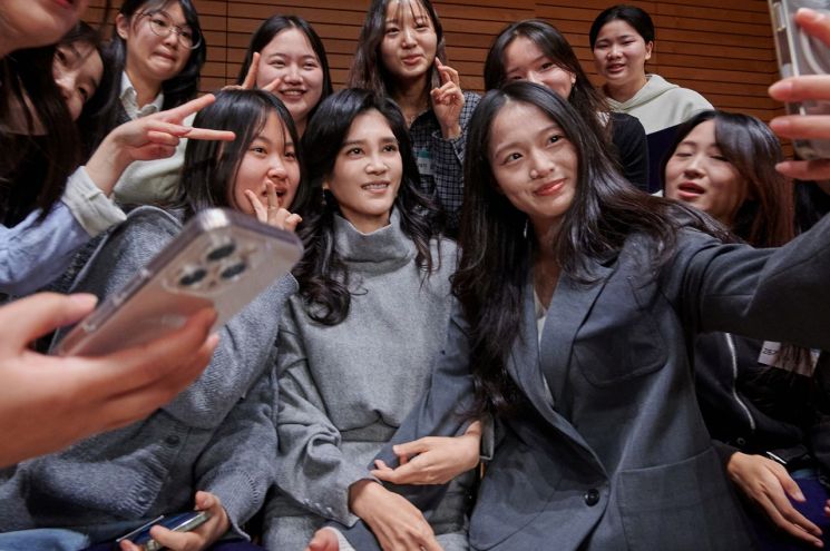 매출 300배 뛰게 하더니…이부진, 우아한 '17만원 원피스' 또 택했다