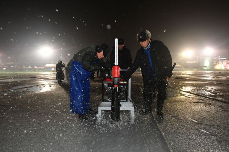 '글로벌 겨울축제' 화천산천어축제 개막…새벽부터 '인산인해'