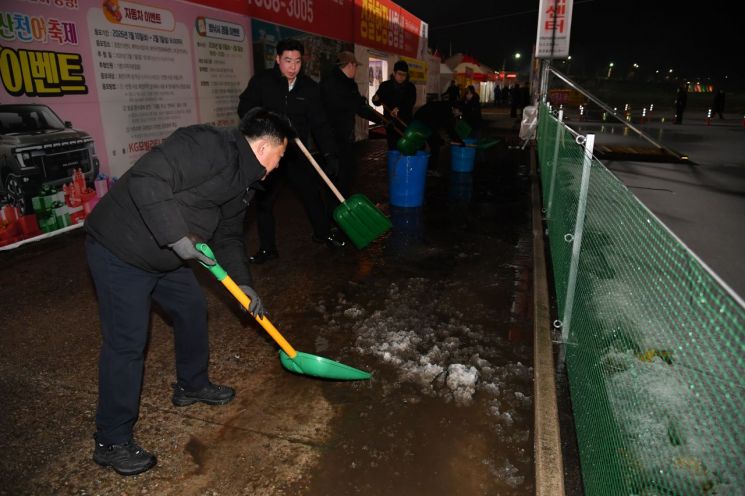 '글로벌 겨울축제' 화천산천어축제 개막…새벽부터 '인산인해'