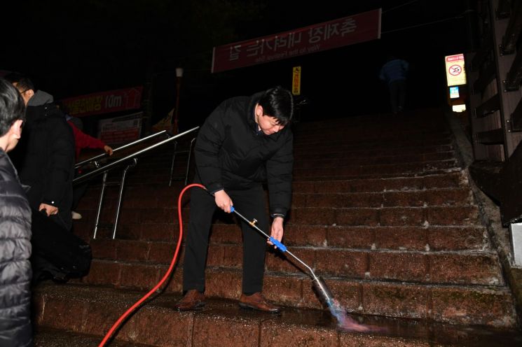 '글로벌 겨울축제' 화천산천어축제 개막…새벽부터 '인산인해'