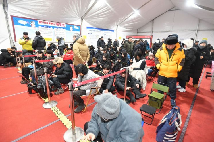 '글로벌 겨울축제' 화천산천어축제 개막…새벽부터 '인산인해'