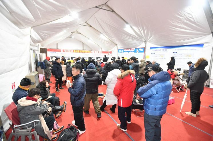 '글로벌 겨울축제' 화천산천어축제 개막…새벽부터 '인산인해'