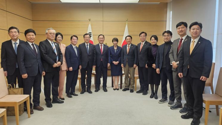 日총리 "국제정세 엄중…한일 우호·협력 강화해야"