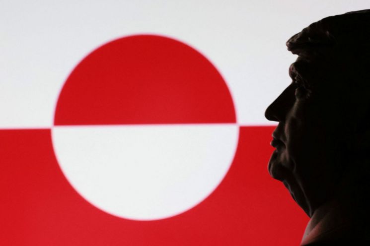 "1.5억씩 줄게" 돈으로 설득 나선 美…그린란드 "모욕적 발상"