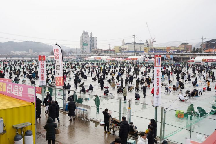 '글로벌 겨울축제' 화천산천어축제 개막…새벽부터 '인산인해'