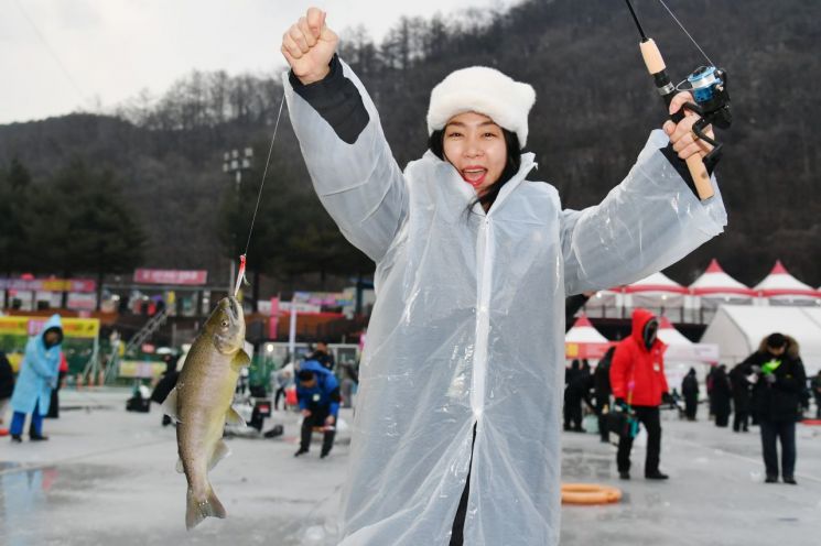 '글로벌 겨울축제' 화천산천어축제 개막…새벽부터 '인산인해'