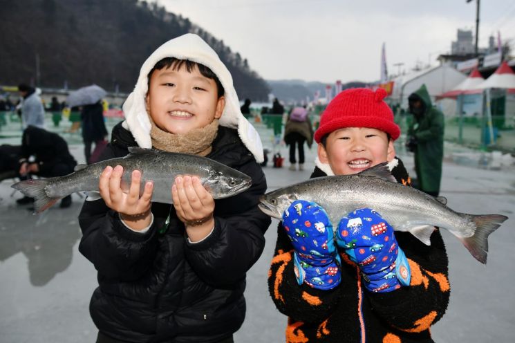 '글로벌 겨울축제' 화천산천어축제 개막…새벽부터 '인산인해'