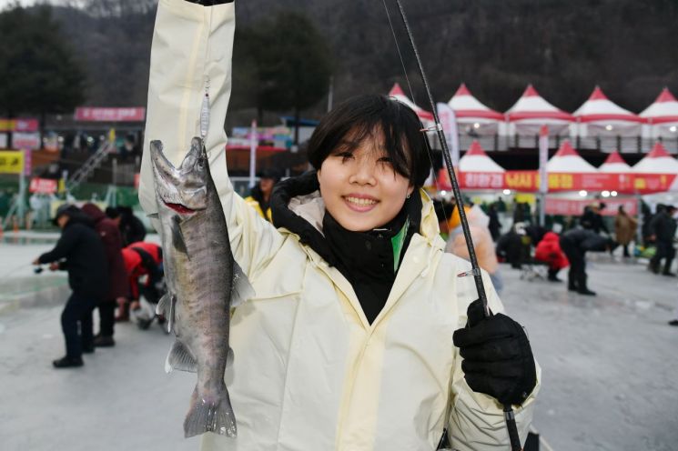 '글로벌 겨울축제' 화천산천어축제 개막…새벽부터 '인산인해'