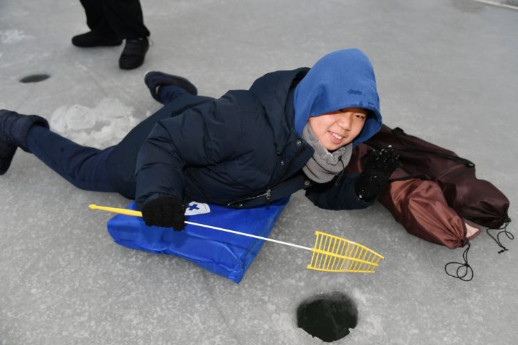 '글로벌 겨울축제' 화천산천어축제 개막…새벽부터 '인산인해'