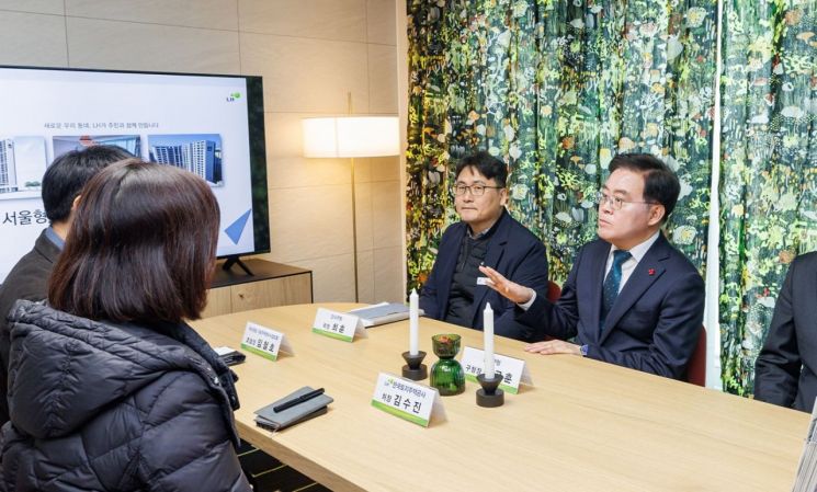 '초스피드 준공' 가로주택 현장 간 진교훈 강서구청장