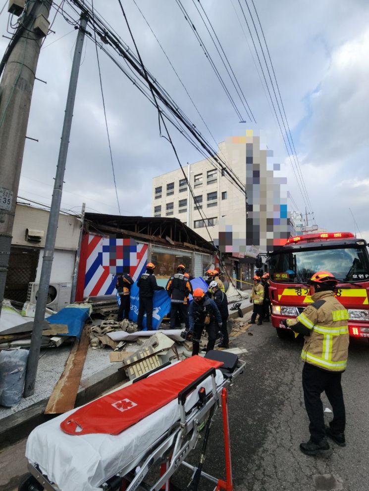 의정부서 강풍에 가로 15m 간판 추락…20대 행인 사망