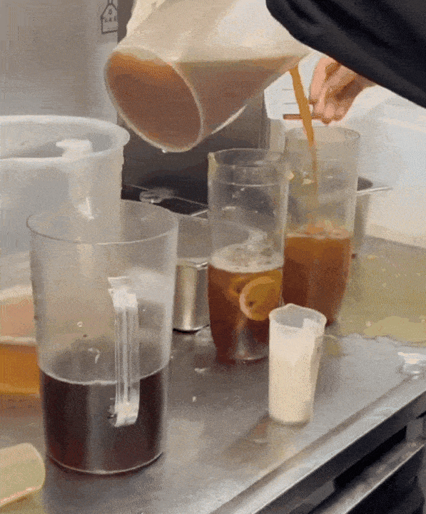 "컵에 맨손 넣고 휘휘"…中 음료 프랜차이즈 위생 논란