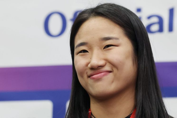 안세영, '난적' 천위페이에 기권승…결승전 직행