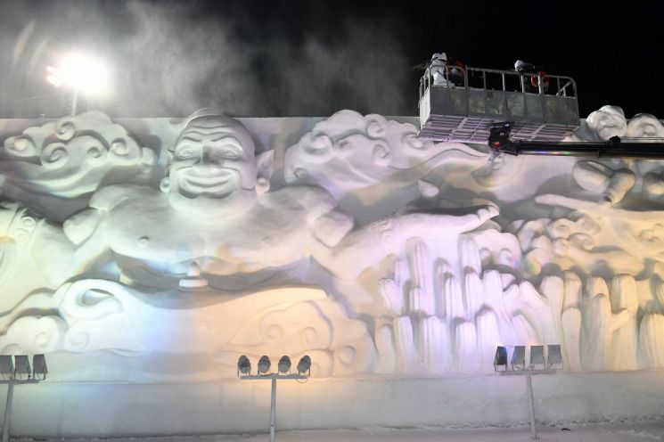 "공무원이 다 치워"…폭설에도 '우르르' 몰린 산천어축제