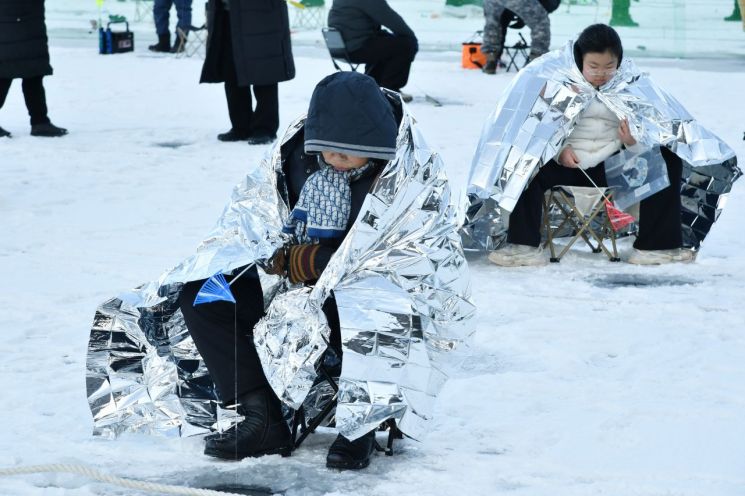 "공무원이 다 치워"…폭설에도 '우르르' 몰린 산천어축제