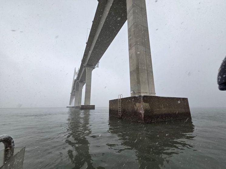 중국으로 향하던 화물선 신안 천사대교와 부딪쳐