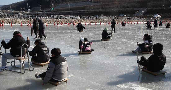 '한국 맞아?' 역대급 강풍에도…"물고기 잡아야" 홍천강 꽁꽁축제 북적