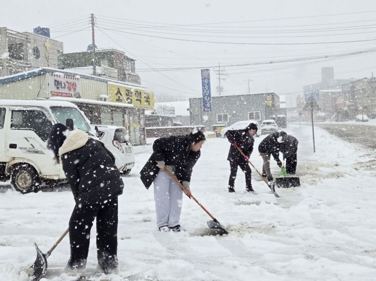 전남 남부권 폭설에 '비상'…해남·완도 총력 제설 대응