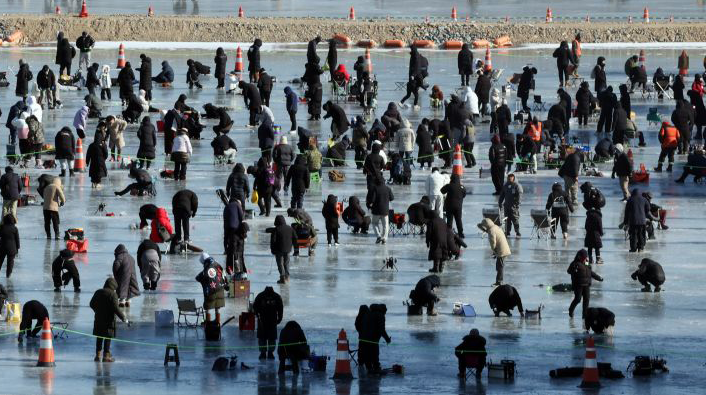 '한국 맞아?' 역대급 강풍에도…"물고기 잡아야" 홍천강 꽁꽁축제 북적
