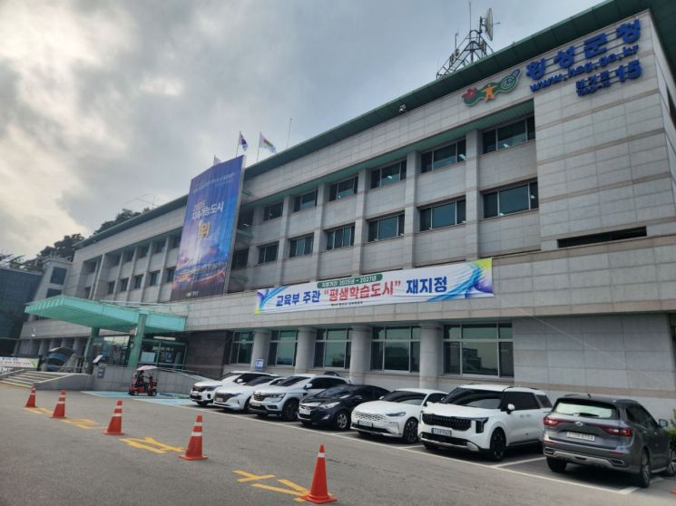 횡성군, "낙상 방지" 야간 LED 탑재 어르신 안전지팡이 3000개 보급