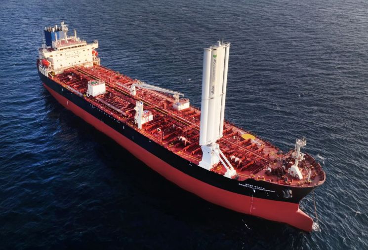 HD현대, '바람 추진' 윙세일 해상 시험 돌입…5만t 탱커에 실증