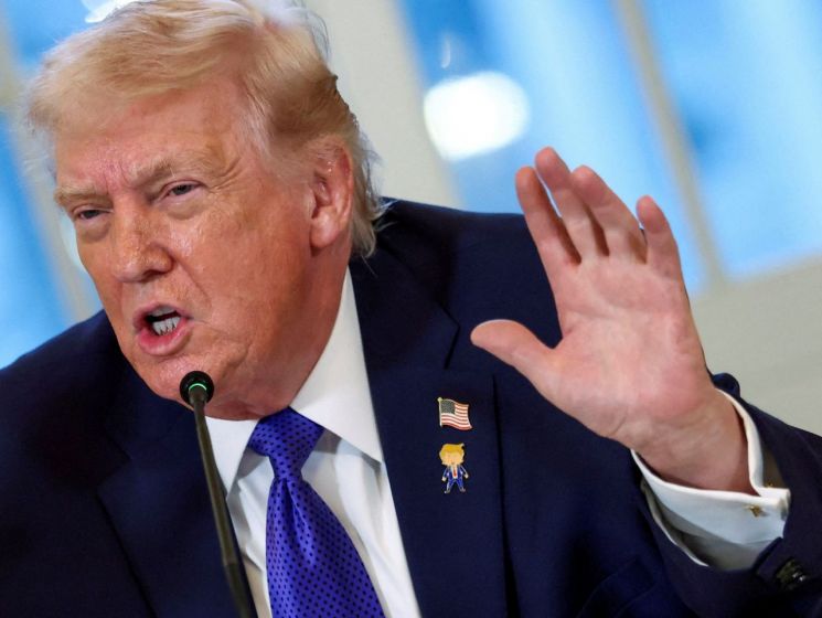 트럼프 "이란 시위 주시…강력한 선택지 검토 중"