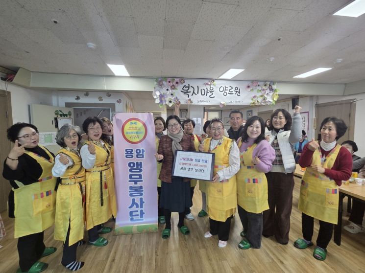 "따·따·따 리듬으로 전하는 온기" 용암면 앵무 봉사단, 새해맞이 나눔 실천