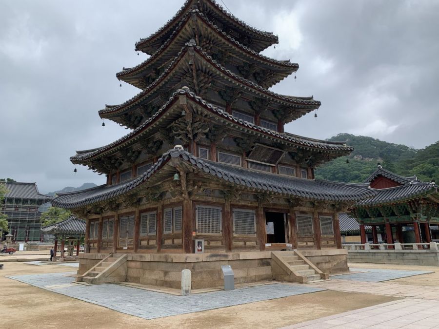 Uljin County Pine Tree Colony. Official Blog of Gyeongsangbuk-do. (Left) Boeun Beopjusa Palsangjeon. National Heritage Portal.