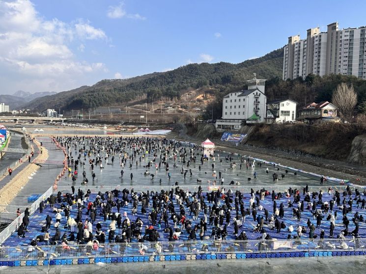 홍천강 꽁꽁축제, 개막 3일 만에 5만8000명 돌파…‘인삼 송어’ 열풍