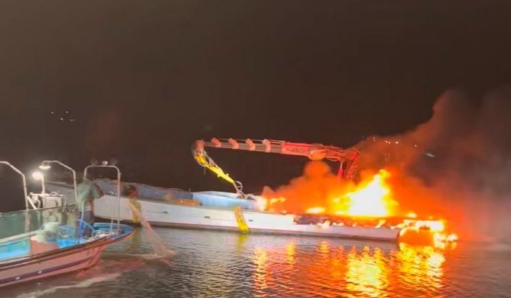 새벽 바다 위 '붉은 불길'…장흥 노력항 '어선' 화재