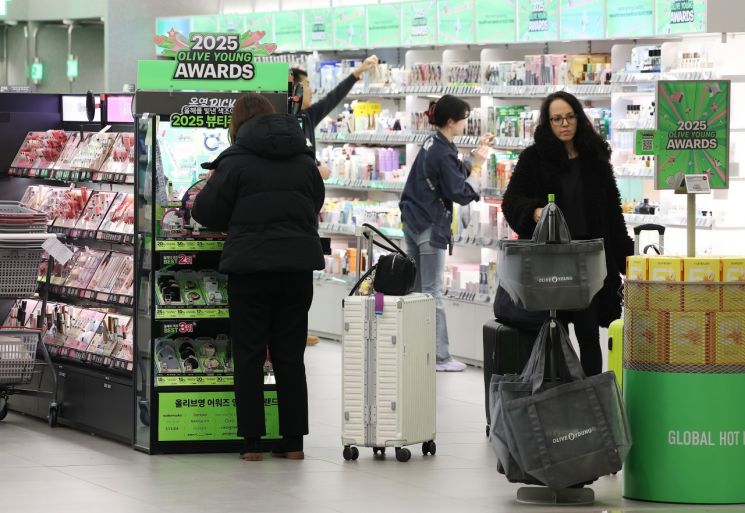 뷰티 매장 여는 무신사, 올리브영에 '도전장'…막 오른 '화장품PB 전쟁'