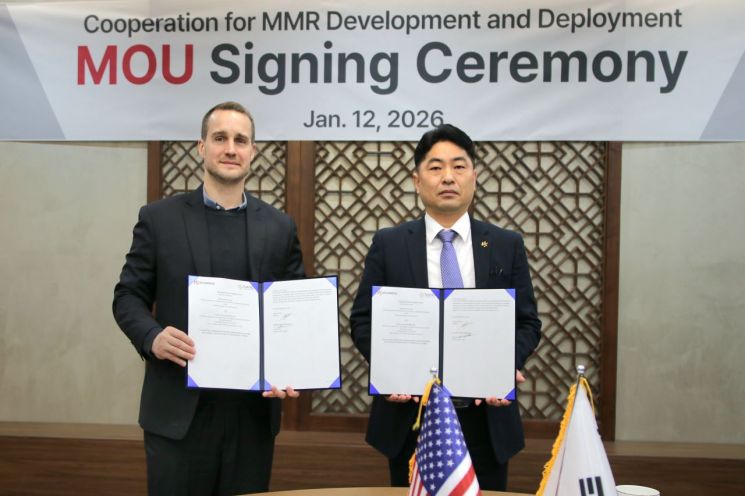 나노 뉴클리어 에너지 제임스 워커(James Walker) CEO(왼쪽)와 DS단석 김종완 대표가 MMR 기술 개발 및 상용화를 위한 MOU 체결 후 기념사진을 촬영하고 있다. DS단석.