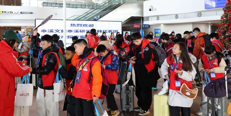 중국에서 일본 관광이나 문화 콘텐츠를 제한하는 이른바 '한일령(限日令)'으로 한국을 찾는 중국인 관광객들이 증가할 것으로 예상되는 가운데 지난해 11월 12일 중국인 학생 단체관광객들이 인천 연수구 인천항 국제여객터미널을 통해 입국하고 있다. 연합뉴스