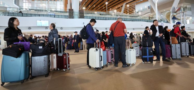 지난해 10월 13일 인천 연수구 인천항 국제여객터미널을 통해 중국인 무비자 단체관광객들이 입국하고 있다. 연합뉴스