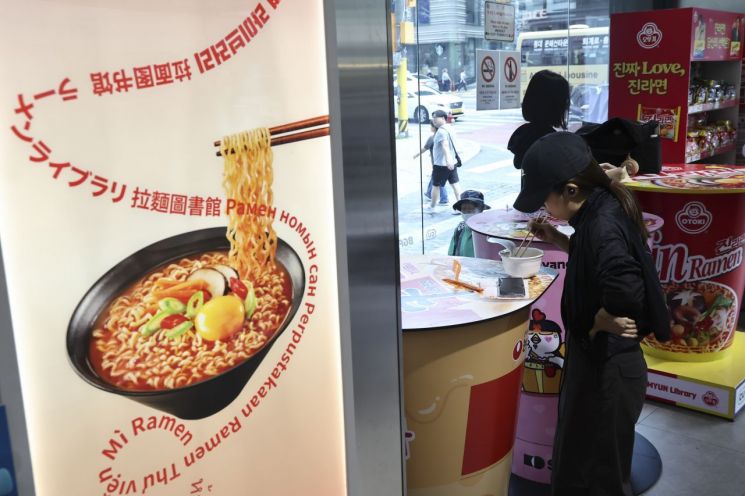 중국인 단체 관광객의 무비자 입국이 허용되면서 서울 명동의 편의점 매출이 증가했다. 지난해 9월 29일 서울 명동의 편의점 GS25 매장의 외국인 결제수단(알리페이·위챗페이 등) 매출은 지난주 같은 요일 대비 100배 늘었다. 사진은 1일 명동의 한 편의점 모습. 연합뉴스