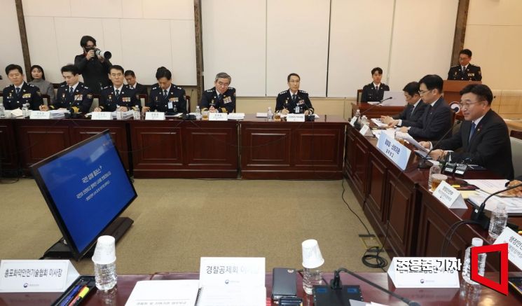 [포토] 윤호중 장관 발언듣는 유재성 경찰청장직무대행