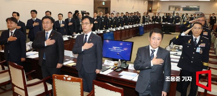 [포토] 국민의례하는 윤호중 장관과 경찰청 간부