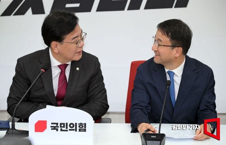 [포토] 대화하는 한병도-송언석