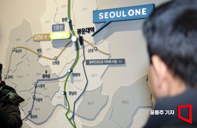 [포토] GTX 노선도 확인하는 오세훈 시장