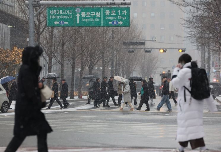 [내일날씨]새벽까지 비나 눈 내린다…빙판길 주의