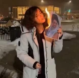 하메네이 사진 태워 담뱃불로…히잡 벗은 이란 여성, '저항의 상징'