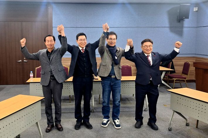 경남교육감 보수·중도 단일화 연대 "불참자, 경선 지연 말고 즉각 복귀하라"