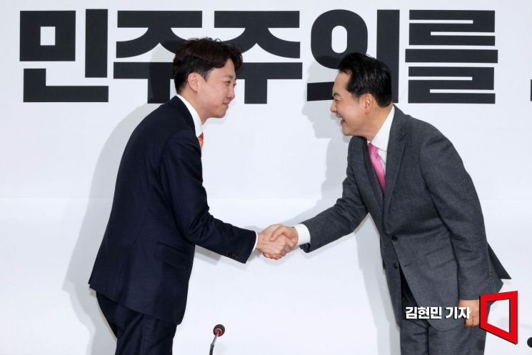 장동혁 국민의힘 대표(오른쪽)와 이준석 개혁신당 대표가 13일 국회에서 회동하고 있다. 2026.1.13 김현민 기자