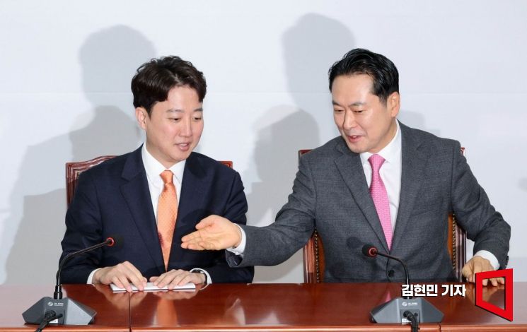 장동혁 국민의힘 대표(오른쪽)와 이준석 개혁신당 대표가 13일 국회에서 회동하고 있다. 2026.1.13 김현민 기자