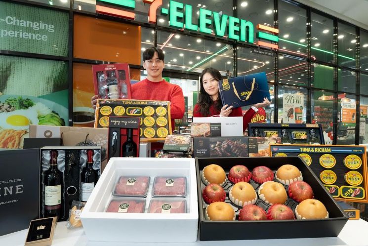 편의점 세븐일레븐은 다음 달 23일까지 골드바, 러닝용품, 국립중앙박물관 '뮷즈(MU:DS)' 등 총 550여 종의 상품을 판매한다고 13일 밝혔다. 세븐일레븐 제공