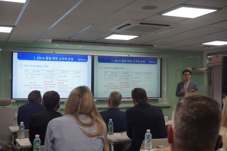 "공짜 싫어, 낳자 마자 입학 대기표 뽑았다"…돌연 사립학교 열풍 부는 '이 나라'