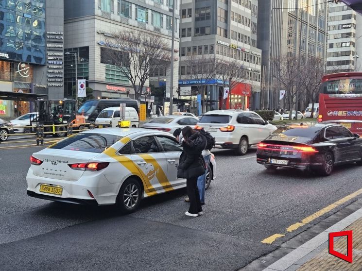 "터지기 전에 탈출하자"…고령화에 '파산 위기' 서울개인택시 복지회