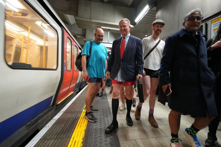 "오늘은 바지 벗고 지하철 탄다"…매년 1월 열리는 이색 이벤트 뭐길래