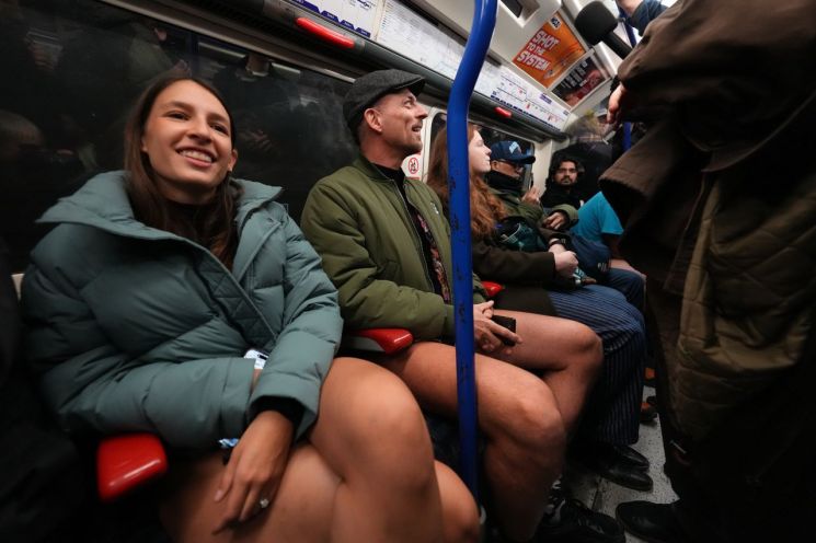 "오늘은 바지 벗고 지하철 탄다"…매년 1월 열리는 이색 이벤트 뭐길래